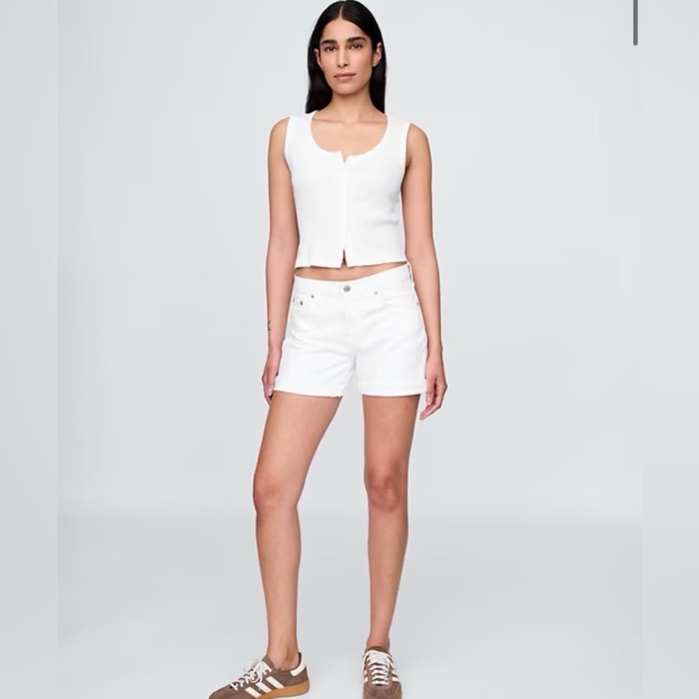 GAP 5" Mid Rise White Girlfriend Shorts Size 32/14 NWT